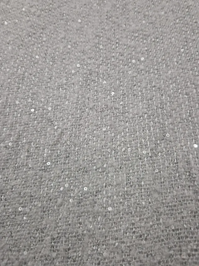 Fular gris con detalles plateados