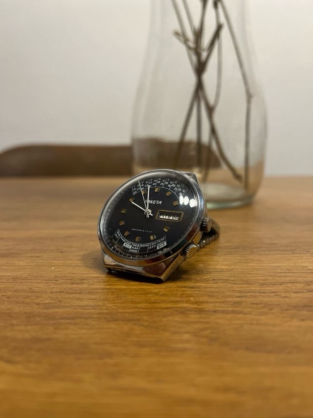 Precioso reloj Raketa Vintage calendario pepetuo