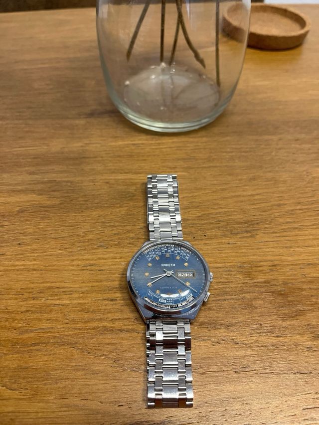 Precioso reloj Raketa Vintage calendario pepetuo