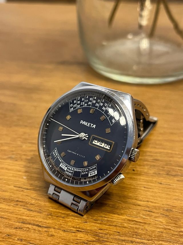 Precioso reloj Raketa Vintage calendario pepetuo