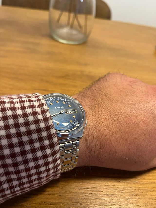 Precioso reloj Raketa Vintage calendario pepetuo