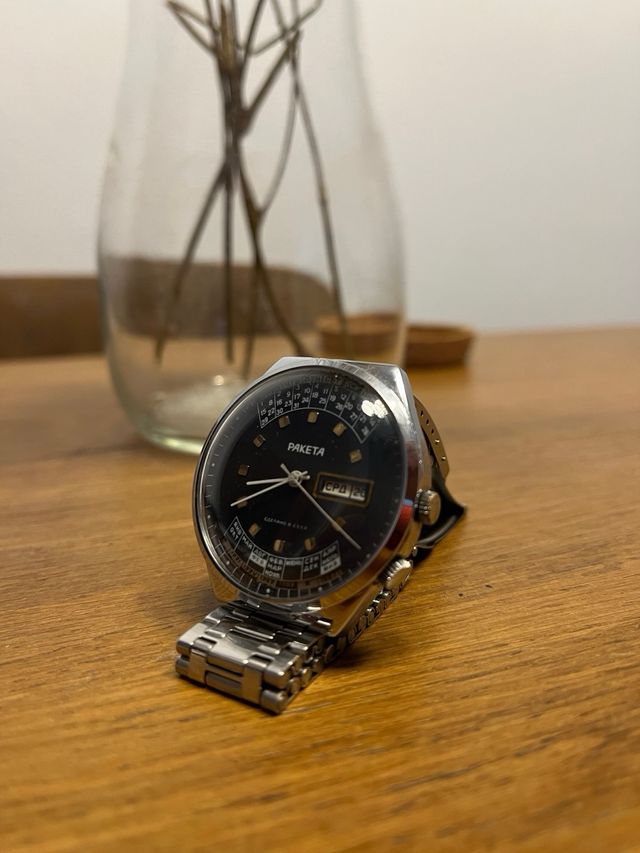 Precioso reloj Raketa Vintage calendario pepetuo