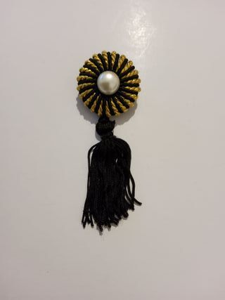 Spilla con perla e nappa