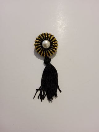 Spilla con perla e nappa