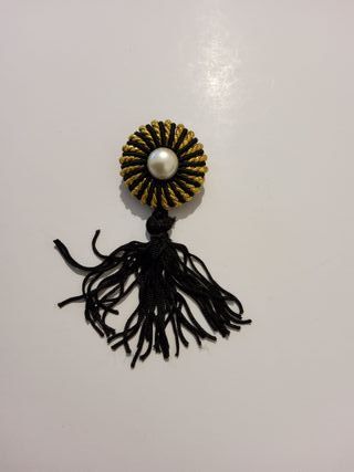 Spilla con perla e nappa