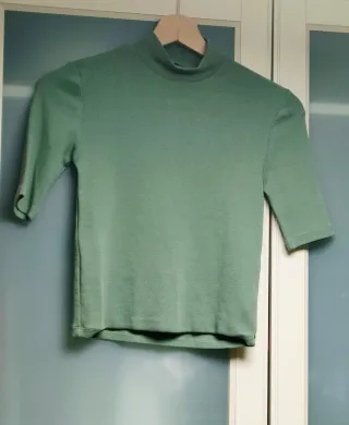 Camiseta Zara cuello alto manga corta