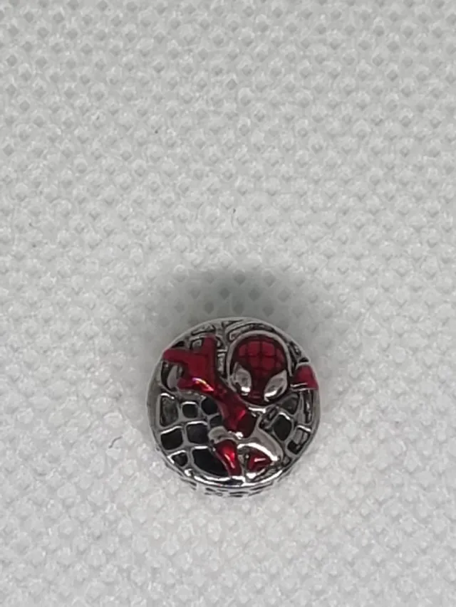 Charm Spiderman Rojo y Plateado