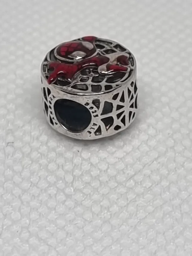 Charm Spiderman Rojo y Plateado
