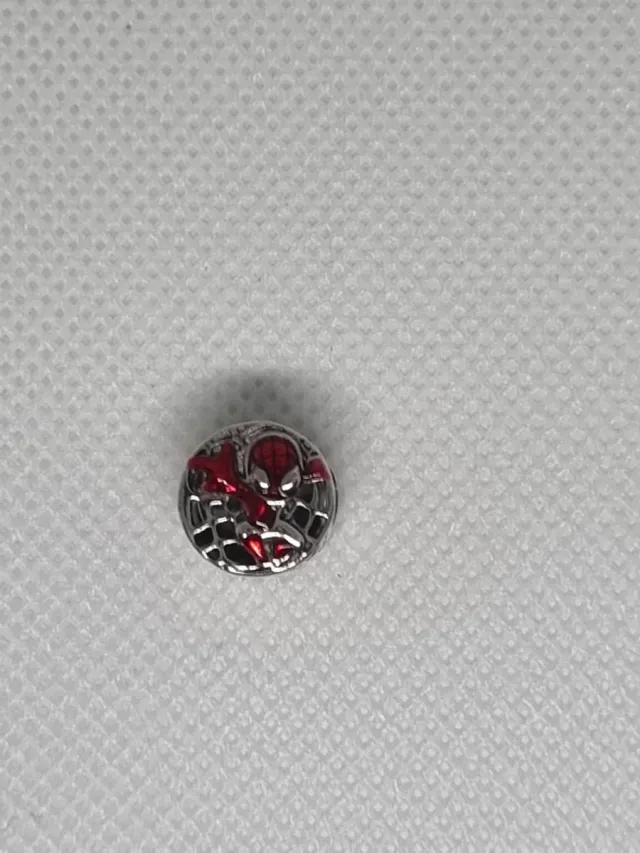 Charm Spiderman Rojo y Plateado