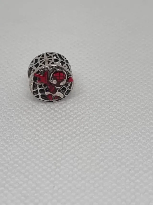 Charm Spiderman Rojo y Plateado