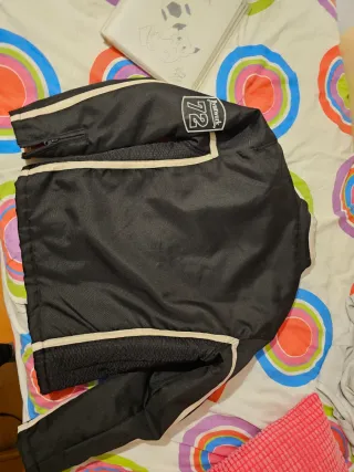 Chaqueta motera negra y roja