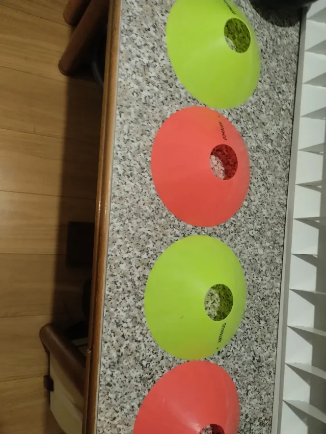 Conos deportivos naranja y verde