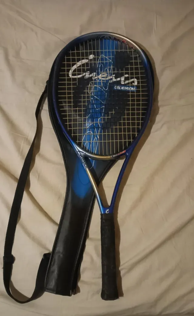 Raqueta de tenis con funda