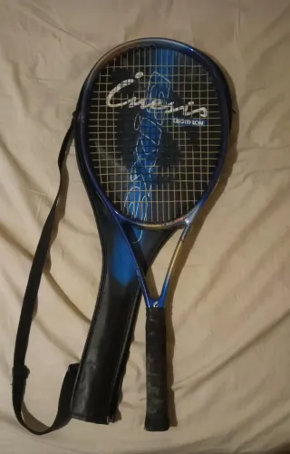 Raqueta de tenis con funda