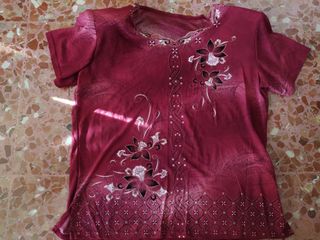 Camiseta roja estampada flores