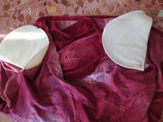 Camiseta roja estampada flores