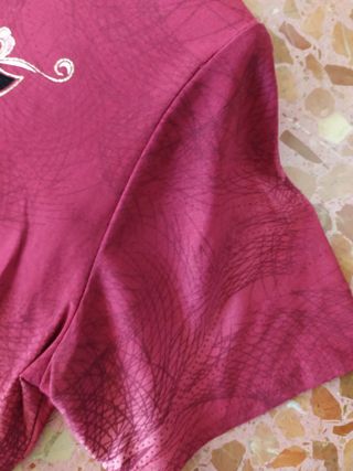 Camiseta roja estampada flores