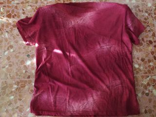 Camiseta roja estampada flores