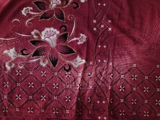 Camiseta roja estampada flores