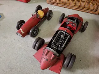 Coppia di modelli artigianali di auto da corsa