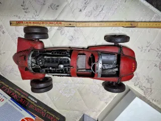 Coppia di modelli artigianali di auto da corsa