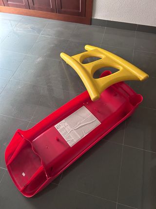 Tobogán infantil rojo y amarillo