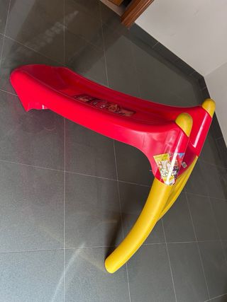 Tobogán infantil rojo y amarillo