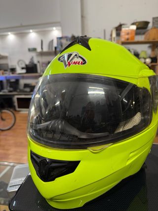 Casco de moto fluorescente