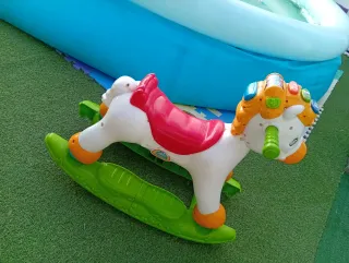 Caballo balancín musical infantil