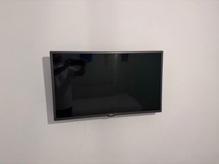 LG Smart TV 32” + Soporte Pared