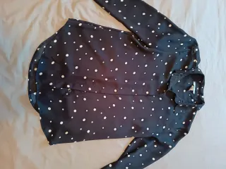 Blusa negra con topos blancos