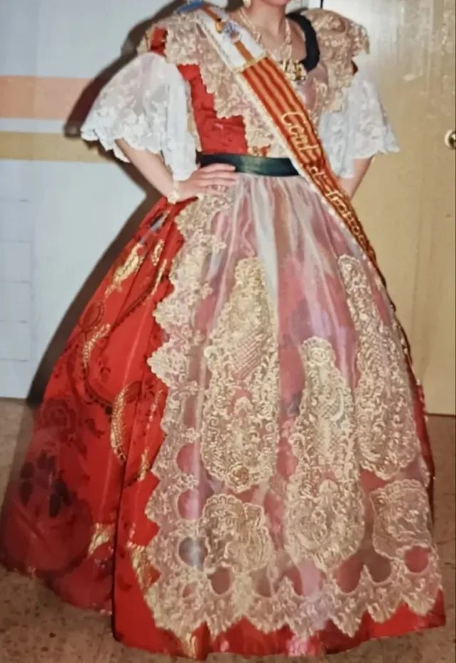 Alquiler Traje Fallera Rojo y Dorado