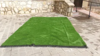 Césped artificial en buen estado