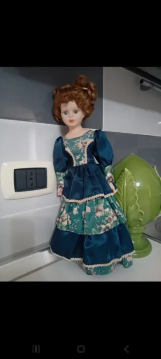 Bambola porcellana vintage con vestito floreale