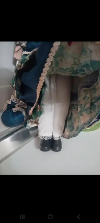 Bambola porcellana vintage con vestito floreale