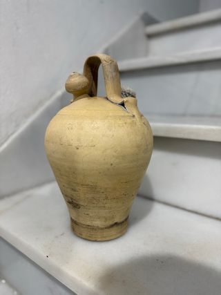 Botijo de barro tradicional