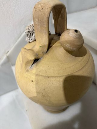 Botijo de barro tradicional