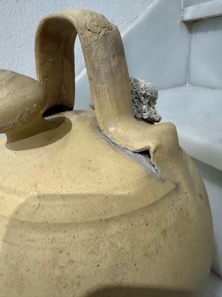 Botijo de barro tradicional