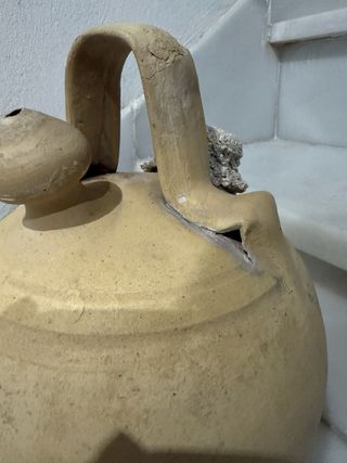 Botijo de barro tradicional