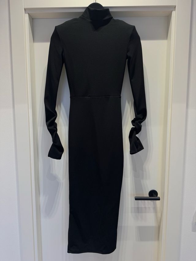 Vestido negro cuello alto manga larga