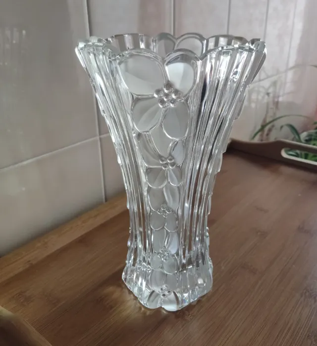 Vecchi vaso in cristallo con fiori in rilievo