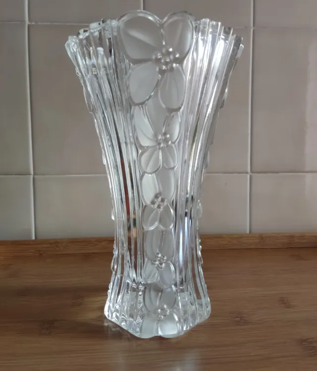 Vecchi vaso in cristallo con fiori in rilievo