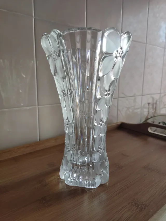 Vecchi vaso in cristallo con fiori in rilievo