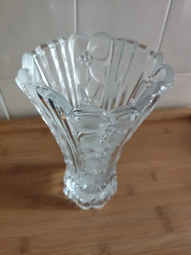 Vecchi vaso in cristallo con fiori in rilievo