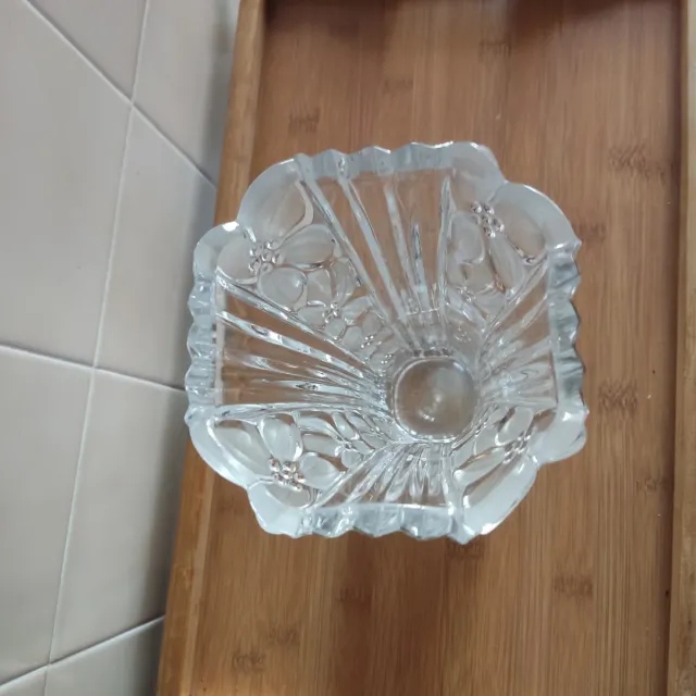 Vecchi vaso in cristallo con fiori in rilievo