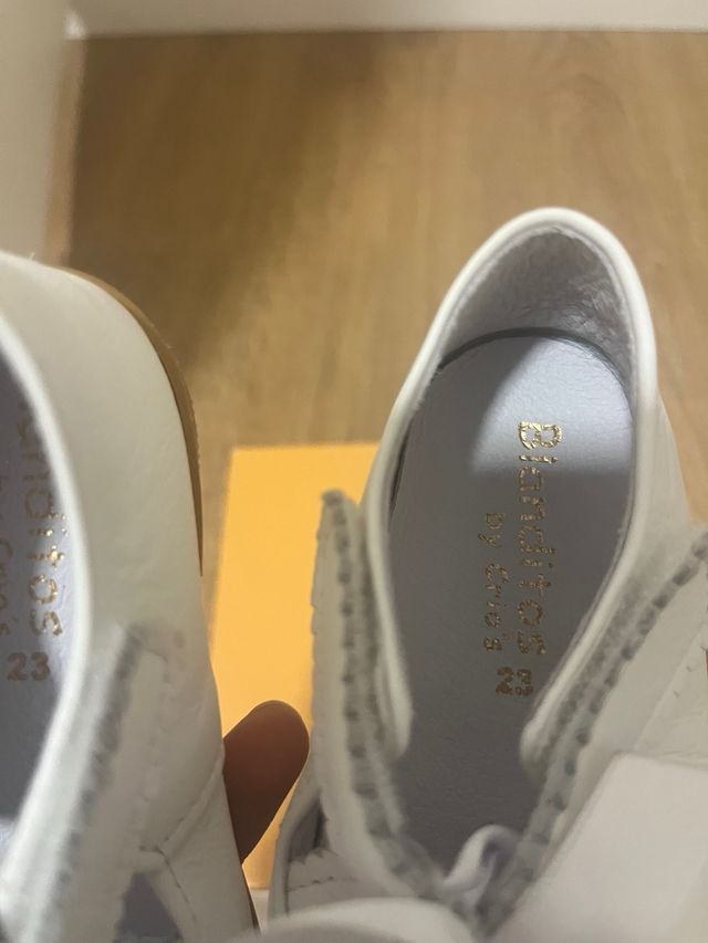 Zapatos bebé niña blancos lazo