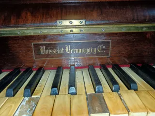 Piano vertical madera oscura