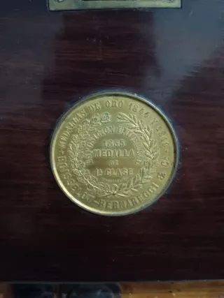 Piano vertical madera oscura