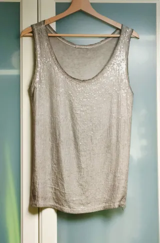 Top de tirantes con lentejuelas plateadas