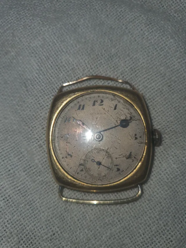 Orologio antico dorato per pezzi